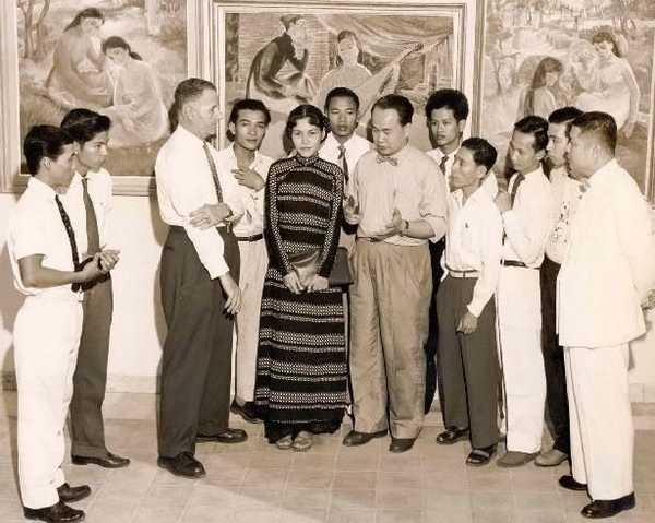 Professor Le Van De and some students at Gia Dinh National Fine Arts College