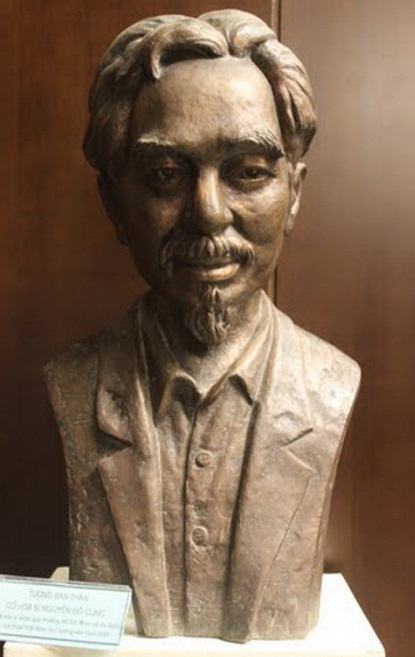 The bust of painter Nguyen Do Cung