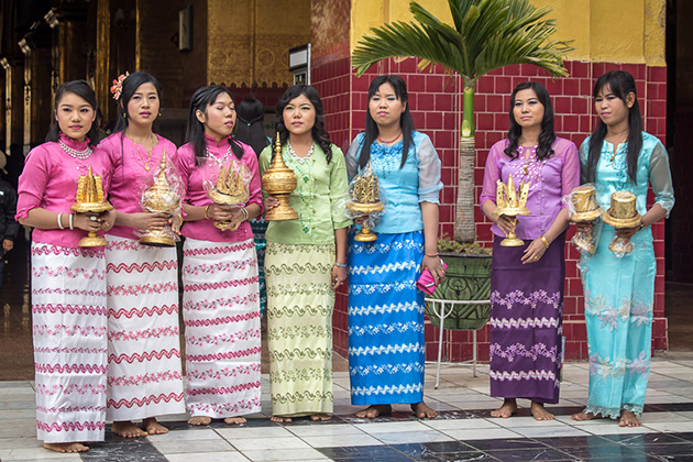 Burmese women in longyi