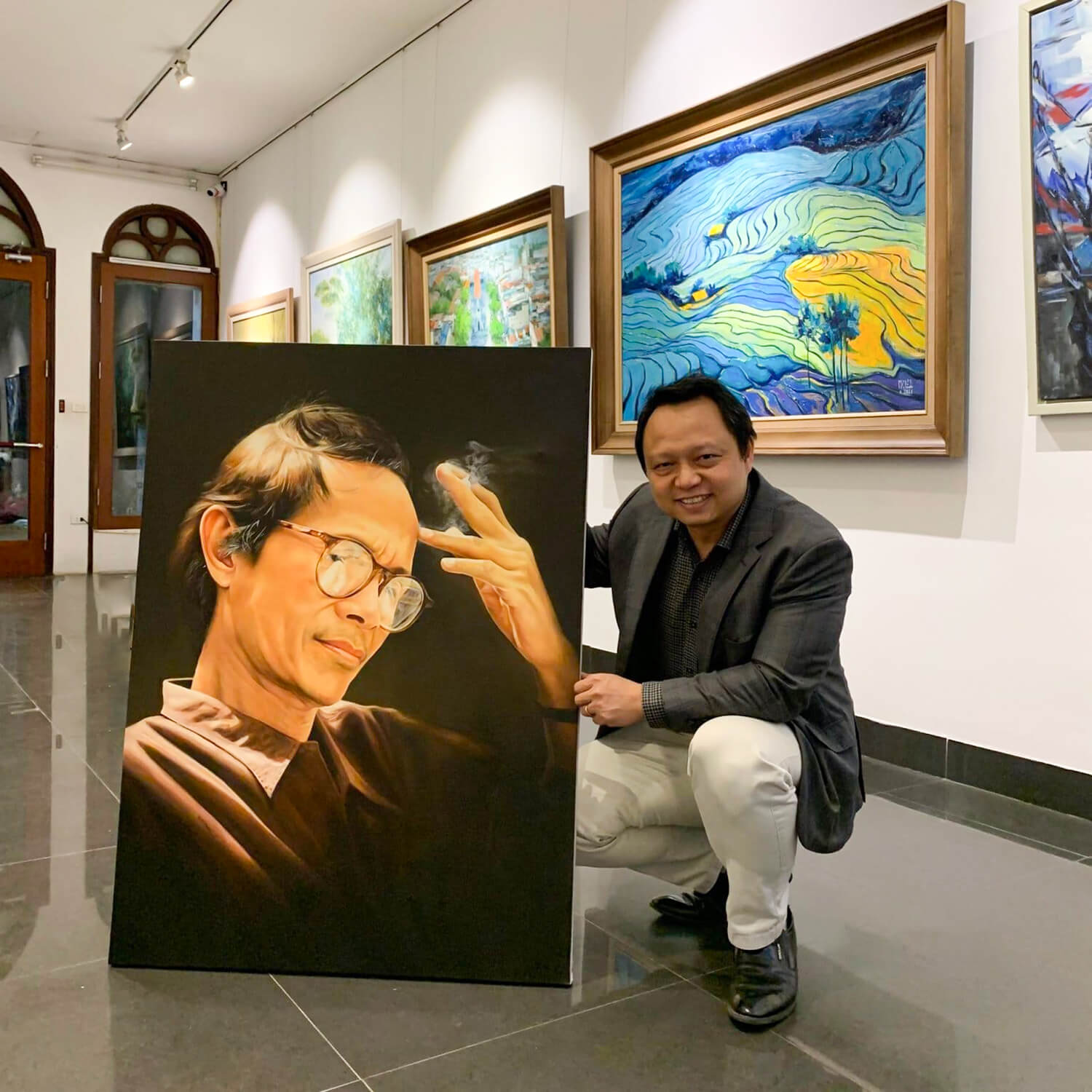 Hanoi Art Tours with Local Art Gallery Owner